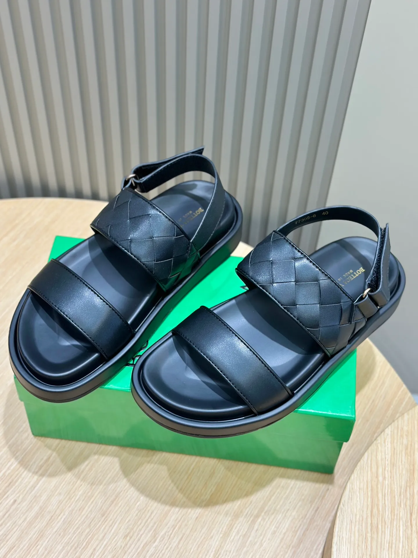Factory price: 360💰BV hand-woven men's slippers and sandals - suitable for walking. It still emphasizes minimalism and practical wearability, but is full of vivid artistry. Super classic, luxurious and comfortable, imported cowhide + cowhide lining + lightweight outsole Size: 39-44 (customized at 38.45)